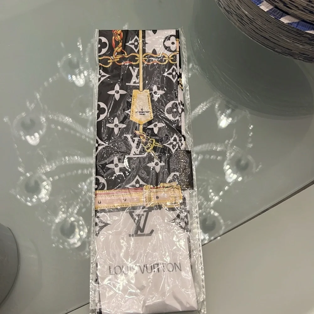 Louis Vuitton Luxury twilly black and white! - Picture 9 of 9